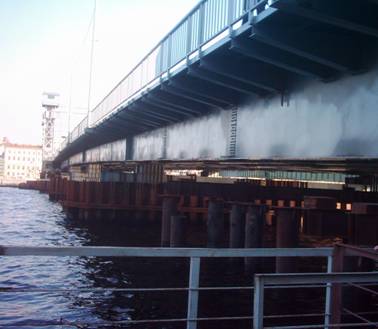 Временная переправа у моста Лейтенанта Шмидта, вид снизу