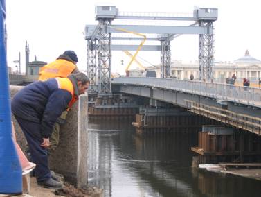 Временная переправа у моста Лейтенанта Шмидта, рабочие