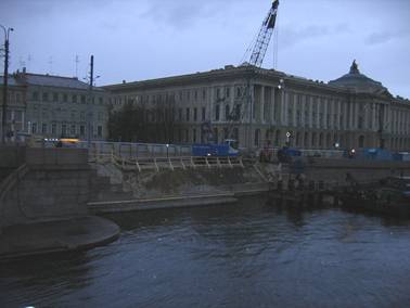 Начало строительства временной переправы у моста Лейтенанта Шмидта