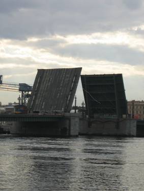 Мост Лейтенанта Шмидта, разведенные крылья