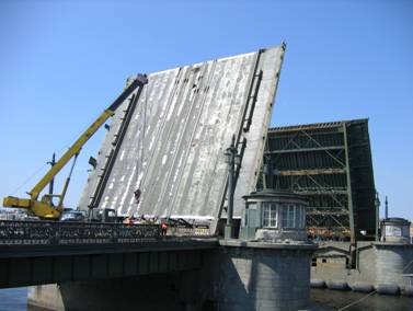 Мост Лейтенанта Шмидта, разведенные крылья