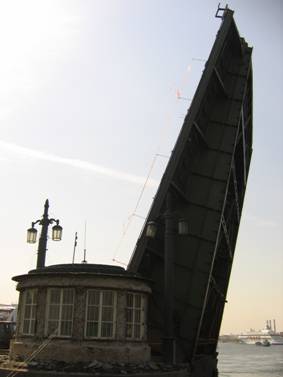 Мост Лейтенанта Шмидта, разведенное крыло