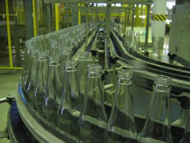 Город Кингисепп, бывший Ям, Ямбург, завод Веда-Пак, Веда, по производству стеклотары, стеклотарный, пустые бутылки, конвейер