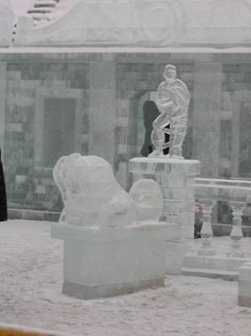 Ледяной дворец на Дворцовой площади, скульптура дельфина
