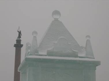Ледяной дворец на Дворцовой площади, башня, Александровская колонна
