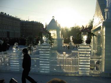 Ледяной дворец на Дворцовой площади, балюстрада террасы и ворота