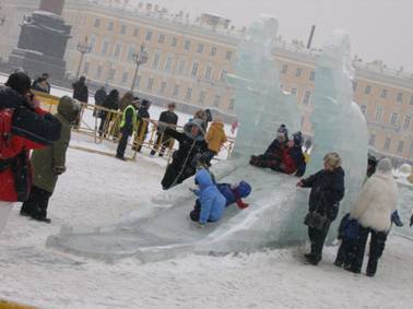 Ледяной дворец на Дворцовой площади, горка