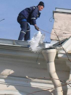 Рабочий по счистке наледи с крыш