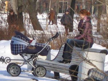 Женщина с коляской, ребенком, скамейка, Таврический сад