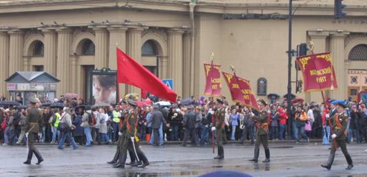 Площадь Восстания, марш, шествие ветеранов, День Победы, 9 мая 2007 года, боевые знамена Ленинградского и Волховского фронтов
