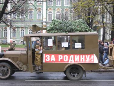 Невский проспект, марш, шествие ветеранов, День Победы, 9 мая 2007 года, военные машины, автомобили, плакат За Родину