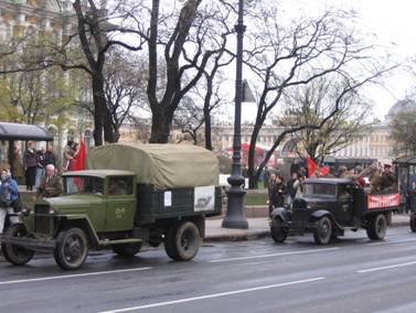 Невский проспект, марш, шествие ветеранов, День Победы, 9 мая 2007 года, военные машины, автомобили, плакат За Родину