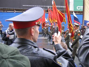 День Победы, 9 мая 2007 года, милиционер, сотрудник милиции фотографирует, делает снимок, фото, фотографию на мобильный телефон