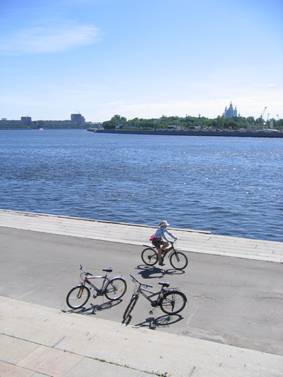 Велосипедист, велосипедистка, велосипеды, река Нева, Свердловская набережная
