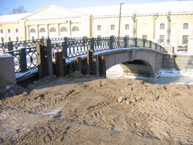 Балтийский мост через Обводный канал, начало работ по строительству нового автомобильного моста в створе Митрофаньевского шоссе, засыпанная часть канала