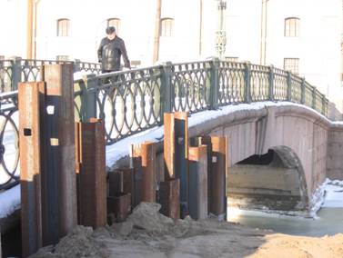 Балтийский мост через Обводный канал, начало работ по строительству нового автомобильного моста в створе Митрофаньевского шоссе, засыпанная часть канала