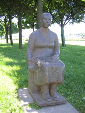 Свердловская набережная, 62 и 64, скульптура женщины, матери