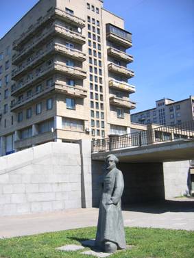 Свердловская набережная, 62 и 64, скульптура