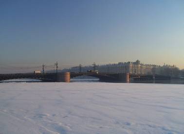 Дворцовый мост через реку Неву