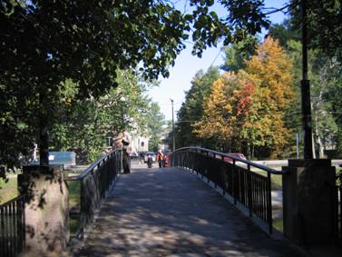 Пешеходный мост через Черную речку в створе улицы Графова