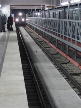 Станция метро, метрополитена Парнас, Панасская, наземный вестибюль, рельсы, прибывающий поезд метро, электропоезд