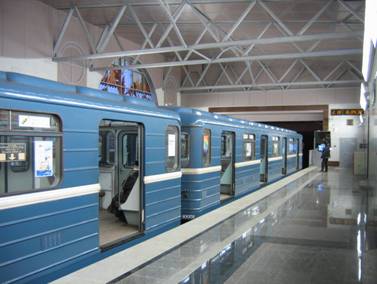 Станция метро, метрополитена Парнас, Панасская, наземный вестибюль, поезд метро, электропоезд