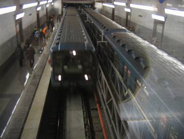 Станция метро, метрополитена Парнас, Панасская, наземный вестибюль, прибывающий поезд метро, электропоезд