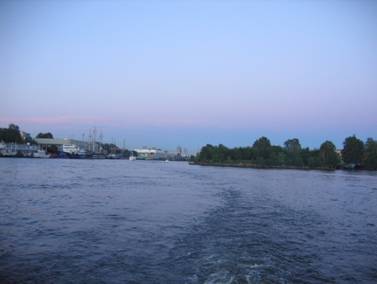 Новый мост, переправа через реку Малую Неву, справа - Серный остров