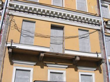 Университетская набережная, 21, дом Доменико Трезини, балкон без ограждений, снятые ограждения