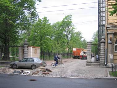 Улица Комиссара Смирнова, 15, ограда, ворота Выборгского сада, сквера дворца культуры Выборгский