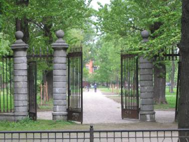 Улица Комиссара Смирнова, 15, ограда, ворота Выборгского сада, сквера дворца культуры Выборгский