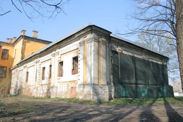 Улица Смольного, 3, заброшенный флигель бывшего Александровского института в саду Смольного монастыря