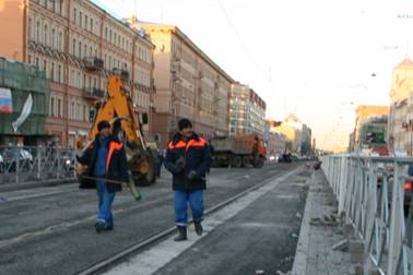 Лиговский проспект после реконструкции, снятия трамвайных путей, рабочие, гастарбайтеры