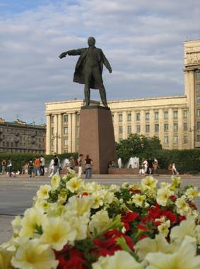 Московская площадь, памятник Ленину, цветы