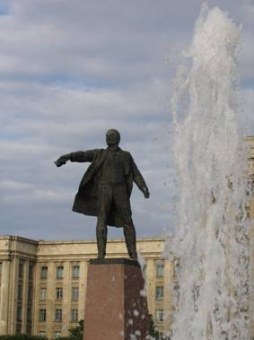 Московская площадь, памятник Ленину, струя фонтана