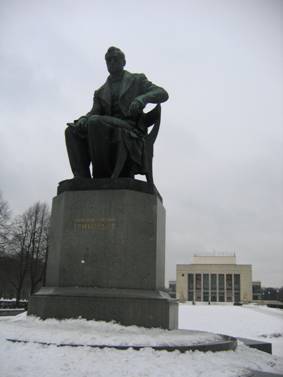 Пионерская площадь, памятник А. С. Грибоедову