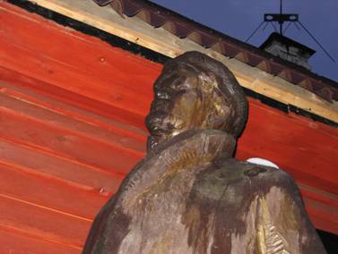 Поселок Огоньки, памятник, деревянная скульптура Ленина