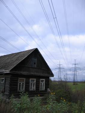 Деревня Лаврики, 13, деревянный дом под высоковольтными проводами, линиями электропередач, ЛЭП