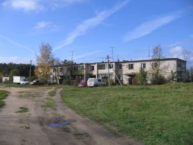 Деревня Лаврики, совхозный кирпичный многоквартирный типовой дом