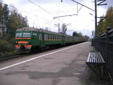 Деревня Лаврики, железнодорожная станция, платформа Лаврики, электричка, пригородный поезд