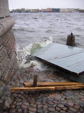 300 наводнение, Нева, подъем воды, Дворцовая набережная, спуск у Эрмитажного моста, сломанный деревянный помост