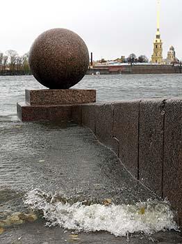 300 наводнение, Биржевая площадь, стрелка Васильевского острова, каменный шар, Петропавловский собор, волна