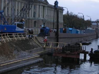 Начало строительства временной переправы у моста Лейтенанта Шмидта