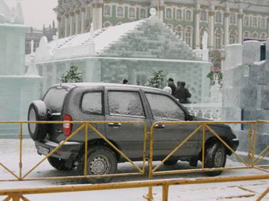 Ледяной дворец на Дворцовой площади, автомобиль на территории