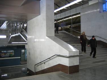 Станция метро, метрополитена Парнас, Панасская, наземный вестибюль, переход над путями