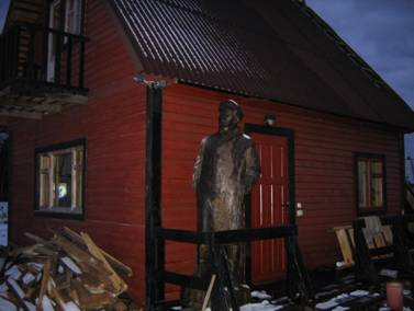 Поселок Огоньки, жилой деревянный дом, памятник, деревянная скульптура Ленина